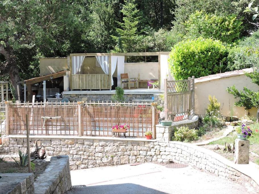 Chateaudouble : Appartement Au Calme Exterior photo